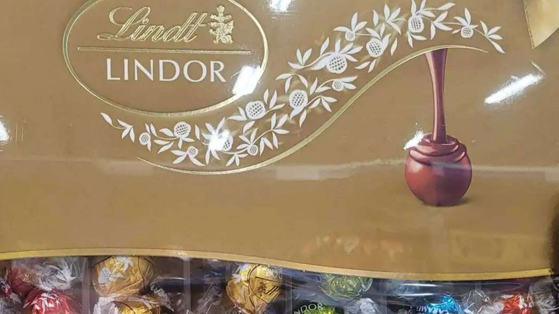 Chocolate lovers are legging it to Tesco as huge £15 selection boxes of Lindt truffles are reduced to only £3.75