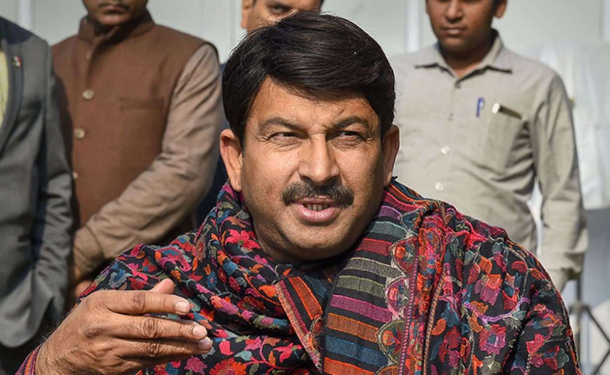 The woman took Manoj Tiwari 'hostage'!  The video went viral