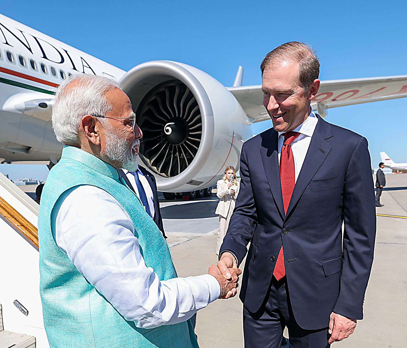 Who welcomed PM Modi who arrived in Moscow on the invitation of the President of Russia?