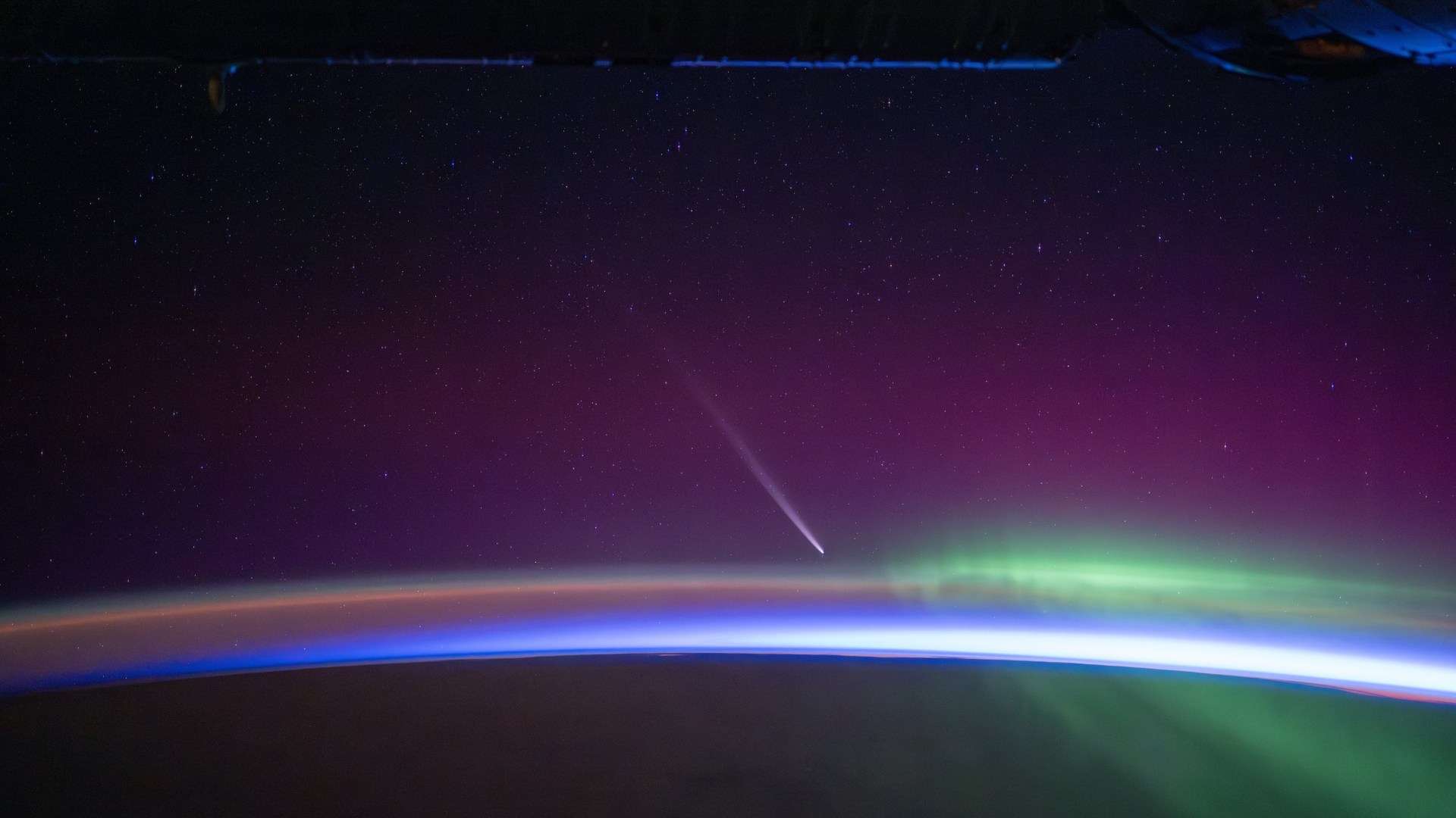 Incredible moment a fireball comet is spotted racing past stunning aurora towards Earth Incredible moment a fireball comet is spotted racing past stunning aurora towards Earth