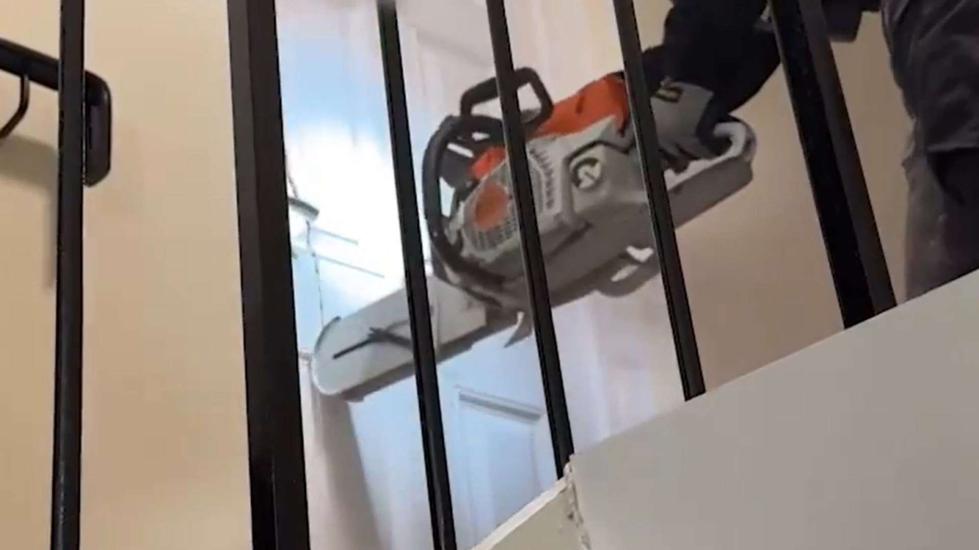 Shock moment cops blast through drug den with CHAINSAW before snaring shirtless suspect while he slept Shock moment cops blast through drug den with CHAINSAW before snaring shirtless suspect while he slept