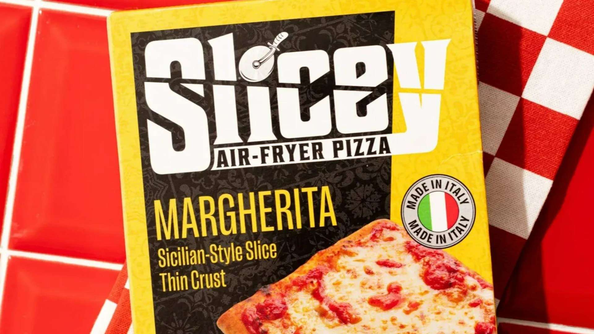 You can now buy the ‘world’s first air fryer pizza’ in Tesco & people are saying they are perfect for lazy cooks 