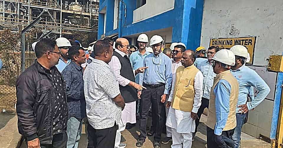 Closure notice to CSM plant: 4 workers die in Gujarat Fluorochemicals due to toxic gas leak Closure notice to CSM plant: 4 workers die in Gujarat Fluorochemicals due to toxic gas leak