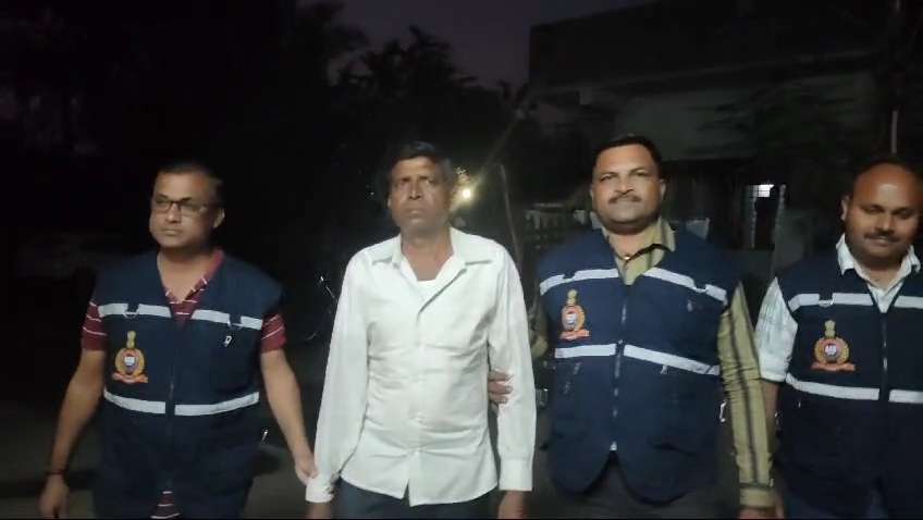 For the first time, not the bribe taker but the bribe giver was caught in ACB's trap in Godhra.