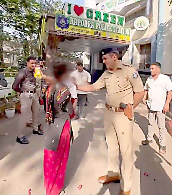 Dahod police stopped a bus at a hotel and kidnapped a child