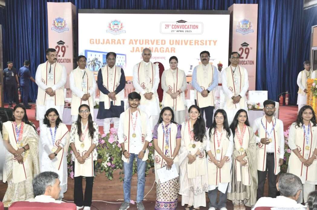 Gujarat Ayurveda University in Jamnagar was awarded 3 students at the 5th Davidan ceremony