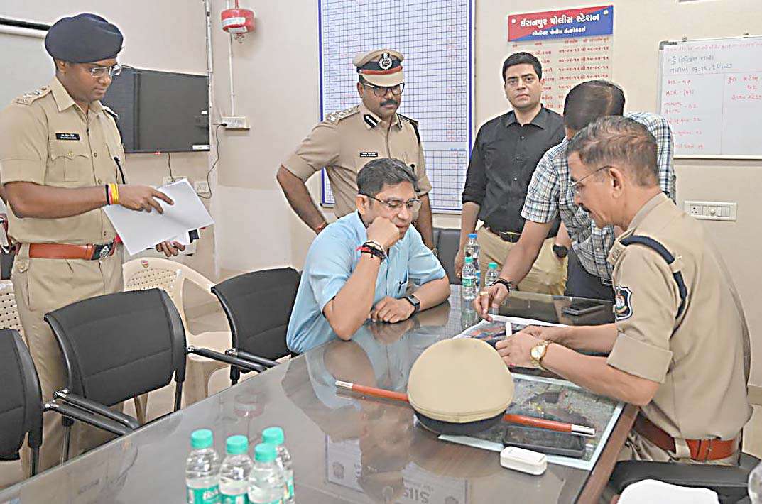 Detain 210 illegal Bangladeshi citizens in Ahmedabad Detain 210 illegal Bangladeshi citizens in Ahmedabad